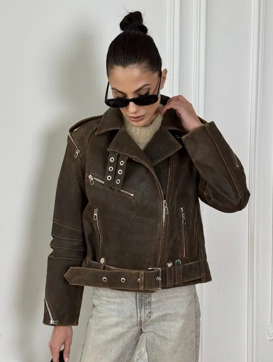 Коричневая куртка- косуха из натуральной винтажной кожи с отложным воротником и молниями на плечах