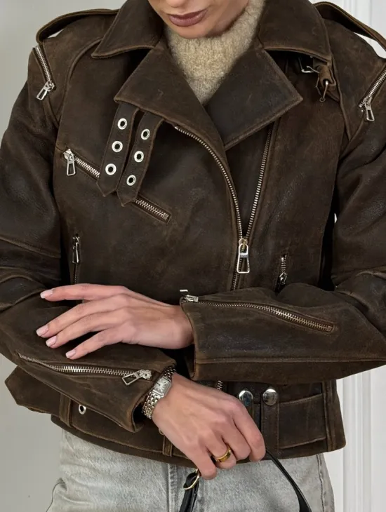 Коричневая куртка- косуха из натуральной винтажной кожи с отложным воротником и молниями на плечах