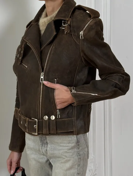 Коричневая куртка- косуха из натуральной винтажной кожи с отложным воротником и молниями на плечах