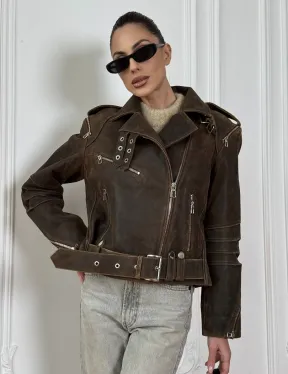 Коричневая куртка- косуха из натуральной винтажной кожи с отложным воротником и молниями на плечах