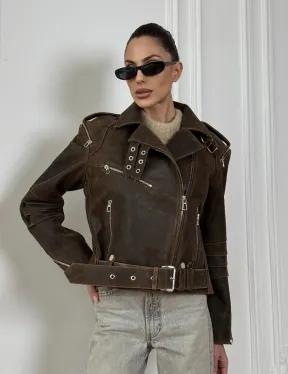 Коричневая куртка- косуха из натуральной винтажной кожи с отложным воротником и молниями на плечах