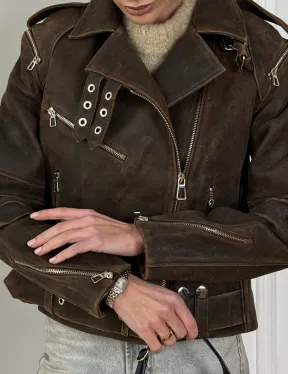 Коричневая куртка- косуха из натуральной винтажной кожи с отложным воротником и молниями на плечах