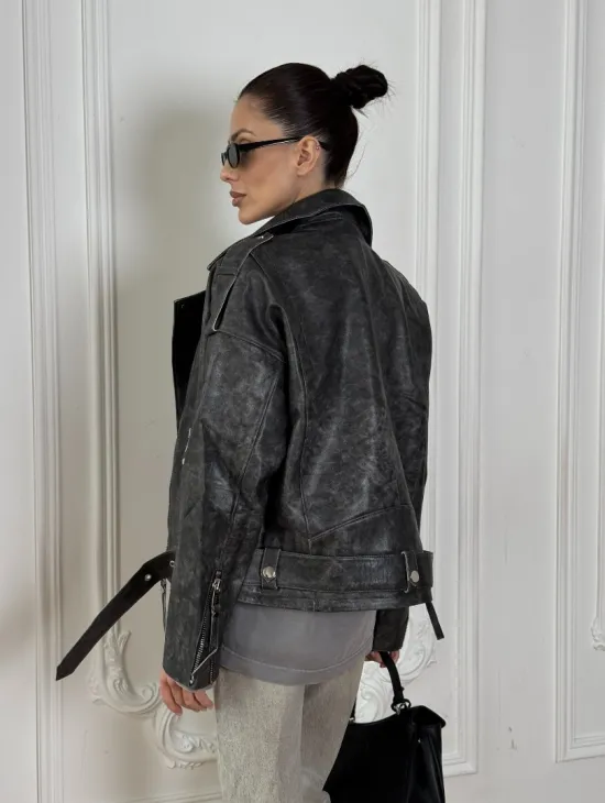 Косуха из натуральной серой кожи с эффектом винтажа и декоративными кнопками по краям воротника