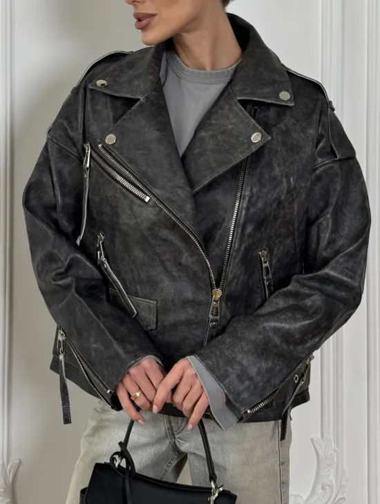 Косуха из натуральной серой кожи с эффектом винтажа и декоративными кнопками по краям воротника