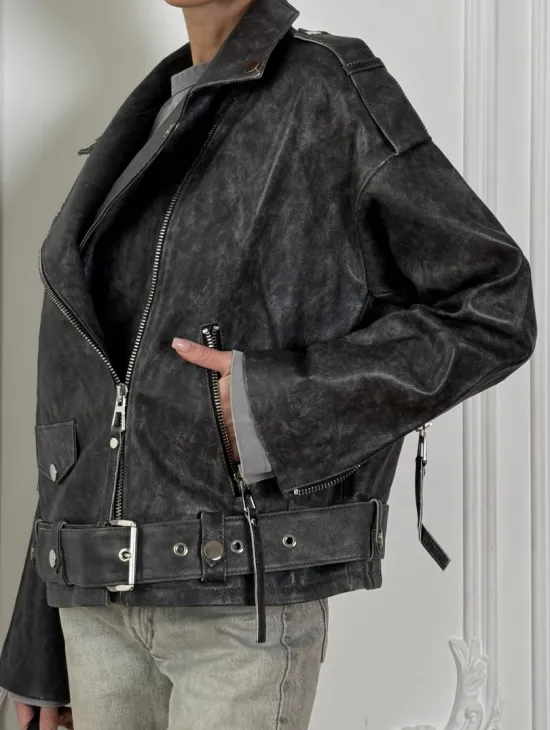 Косуха из натуральной серой кожи с эффектом винтажа и декоративными кнопками по краям воротника