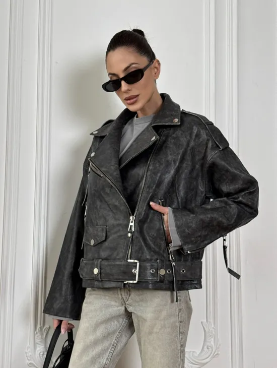 Косуха из натуральной серой кожи с эффектом винтажа и декоративными кнопками по краям воротника