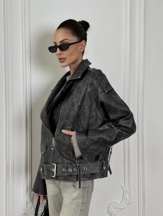 Косуха из натуральной серой кожи с эффектом винтажа и декоративными кнопками по краям воротника