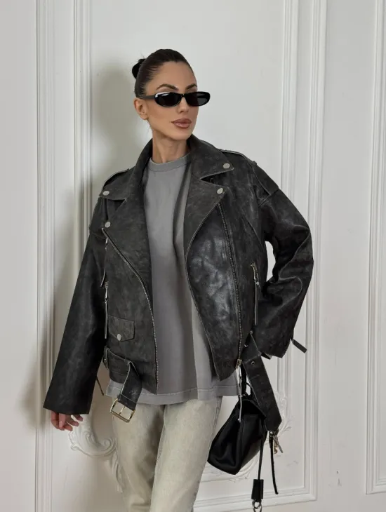 Косуха из натуральной серой кожи с эффектом винтажа и декоративными кнопками по краям воротника