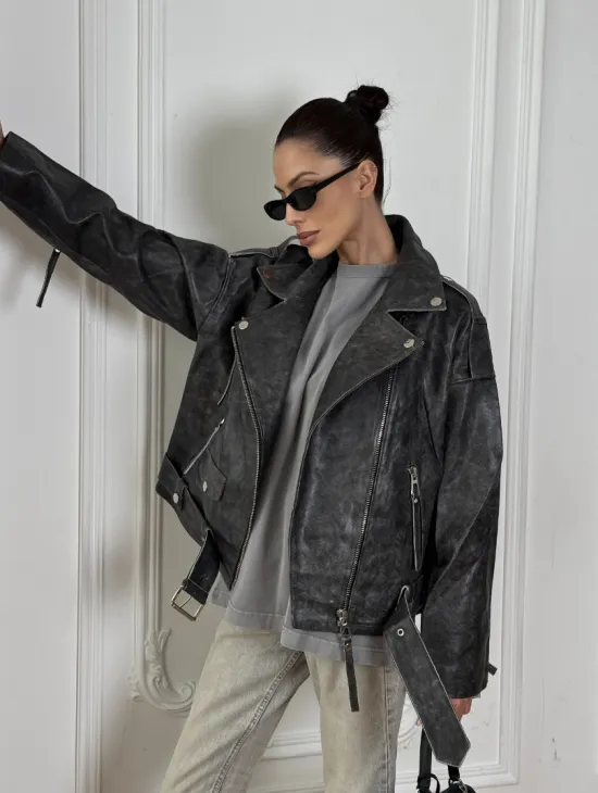 Косуха из натуральной серой кожи с эффектом винтажа и декоративными кнопками по краям воротника