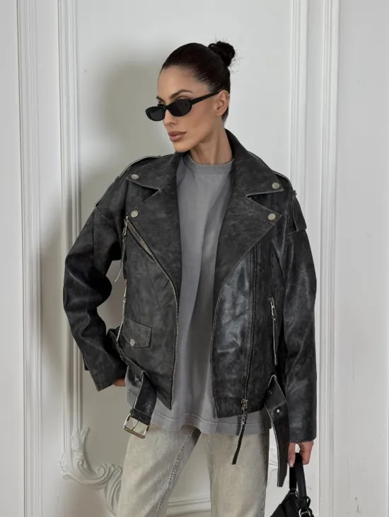 Косуха из натуральной серой кожи с эффектом винтажа и декоративными кнопками по краям воротника