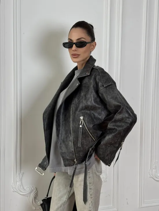 Косуха из натуральной серой кожи с эффектом винтажа и декоративными кнопками по краям воротника