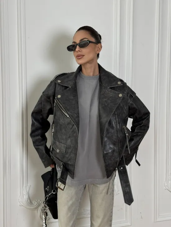 Косуха из натуральной серой кожи с эффектом винтажа и декоративными кнопками по краям воротника