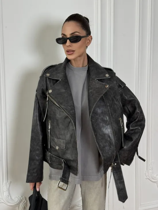 Косуха из натуральной серой кожи с эффектом винтажа и декоративными кнопками по краям воротника