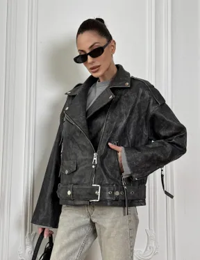 Косуха из натуральной серой кожи с эффектом винтажа и декоративными кнопками по краям воротника