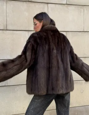 Стильный жакет - полушубок из куницы с V-образным воротником