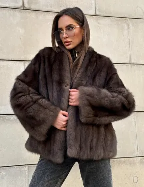Стильный жакет - полушубок из куницы с V-образным воротником