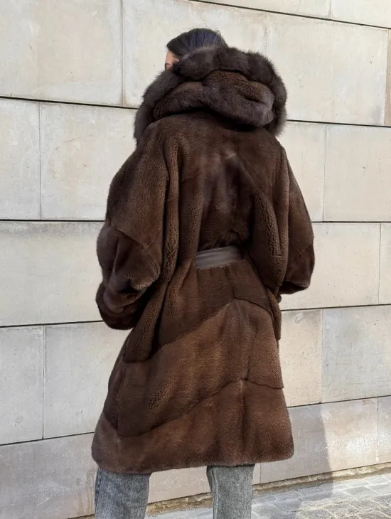 Шуба из плюшевой норки Velvet с капюшоном из меха куницы, средней длины