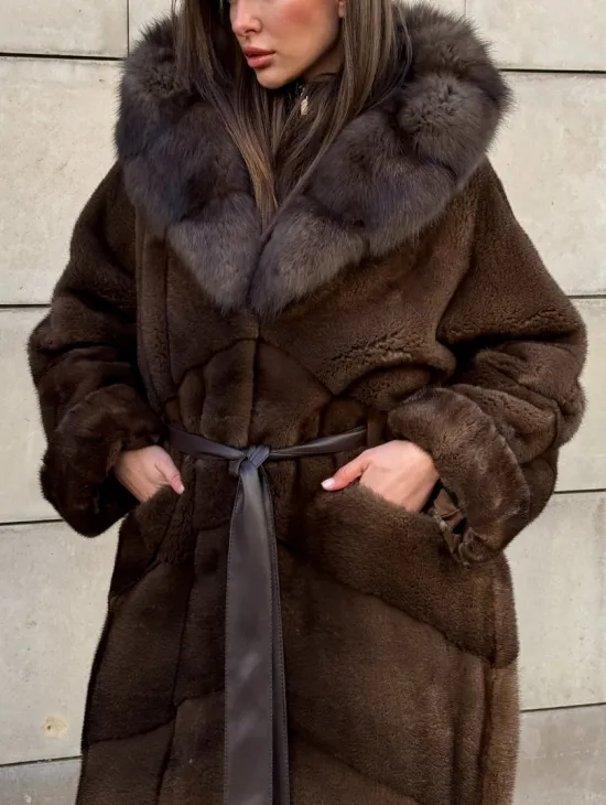 Шуба из плюшевой норки Velvet с капюшоном из меха куницы, средней длины