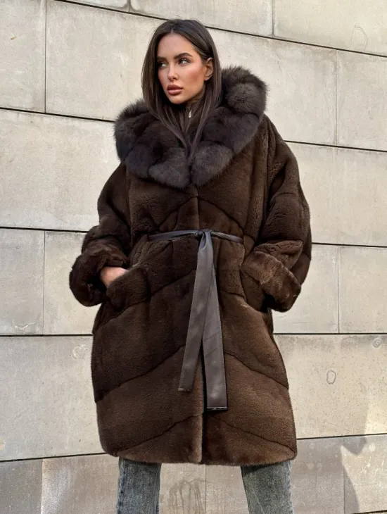 Шуба из плюшевой норки Velvet с капюшоном из меха куницы, средней длины