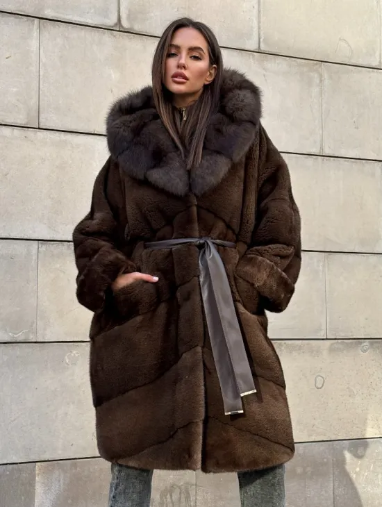 Шуба из плюшевой норки Velvet с капюшоном из меха куницы, средней длины