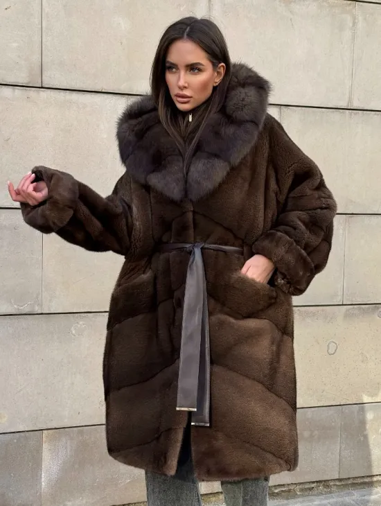 Шуба из плюшевой норки Velvet с капюшоном из меха куницы, средней длины