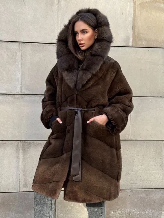 Шуба из плюшевой норки Velvet с капюшоном из меха куницы, средней длины