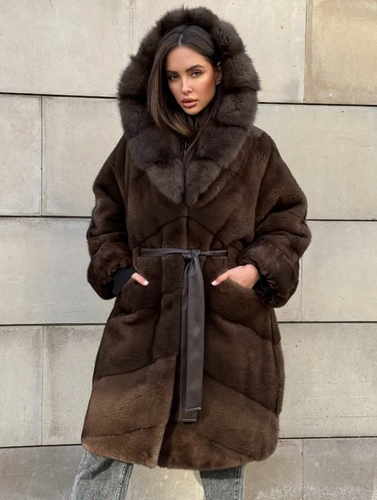 Шуба из плюшевой норки Velvet с капюшоном из меха куницы, средней длины
