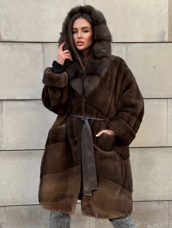 Шуба из плюшевой норки Velvet с капюшоном из меха куницы, средней длины