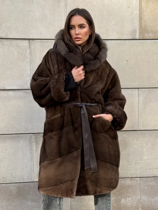 Шуба из плюшевой норки Velvet с капюшоном из меха куницы, средней длины