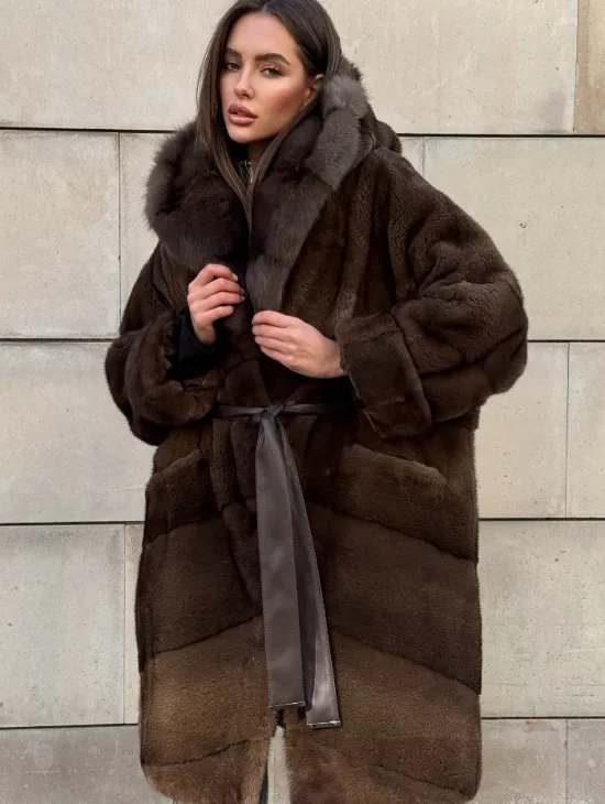 Шуба из плюшевой норки Velvet с капюшоном из меха куницы, средней длины