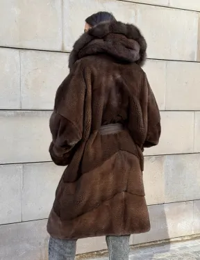 Шуба из плюшевой норки Velvet с капюшоном из меха куницы, средней длины