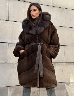 Шуба из плюшевой норки Velvet с капюшоном из меха куницы, средней длины