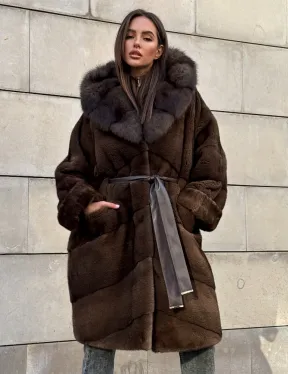 Шуба из плюшевой норки Velvet с капюшоном из меха куницы, средней длины