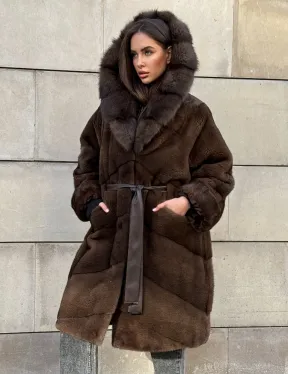 Шуба из плюшевой норки Velvet с капюшоном из меха куницы, средней длины