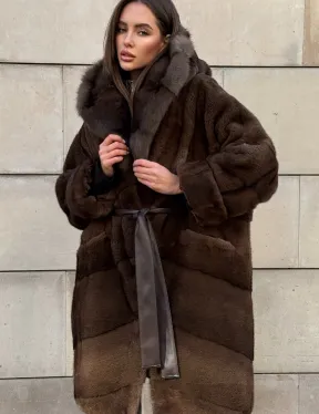 Шуба из плюшевой норки Velvet с капюшоном из меха куницы, средней длины