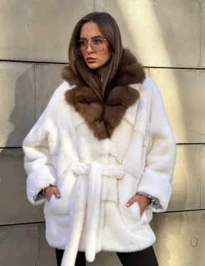 Белоснежная норковая шуба в стиле оверсайз с воротником из меха куницы