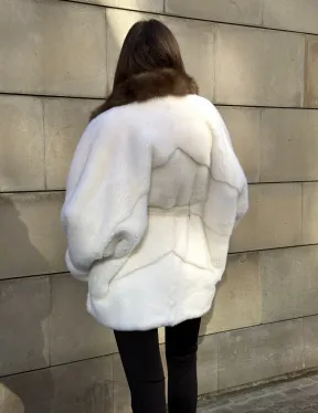 Белоснежная норковая шуба в стиле оверсайз с воротником из меха куницы