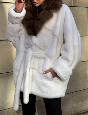 Белоснежная норковая шуба в стиле оверсайз с воротником из меха куницы