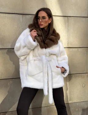 Белоснежная норковая шуба в стиле оверсайз с воротником из меха куницы