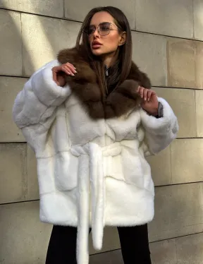 Белоснежная норковая шуба в стиле оверсайз с воротником из меха куницы