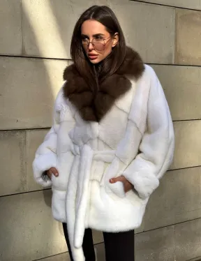 Белоснежная норковая шуба в стиле оверсайз с воротником из меха куницы