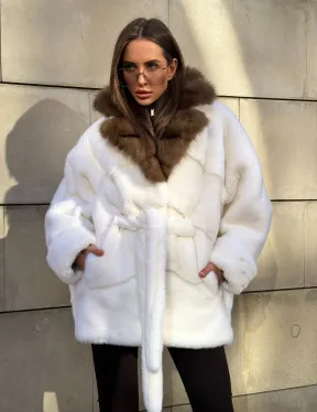 Белоснежная норковая шуба в стиле оверсайз с воротником из меха куницы