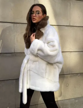 Белоснежная норковая шуба в стиле оверсайз с воротником из меха куницы