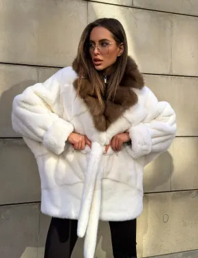Белоснежная норковая шуба в стиле оверсайз с воротником из меха куницы