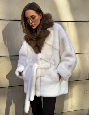 Белоснежная норковая шуба в стиле оверсайз с воротником из меха куницы