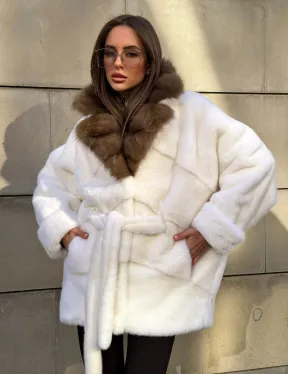 Белоснежная норковая шуба в стиле оверсайз с воротником из меха куницы