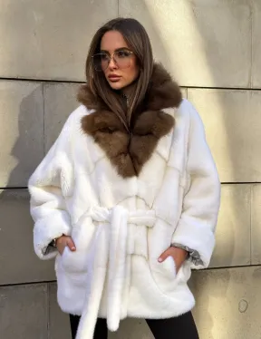 Белоснежная норковая шуба в стиле оверсайз с воротником из меха куницы