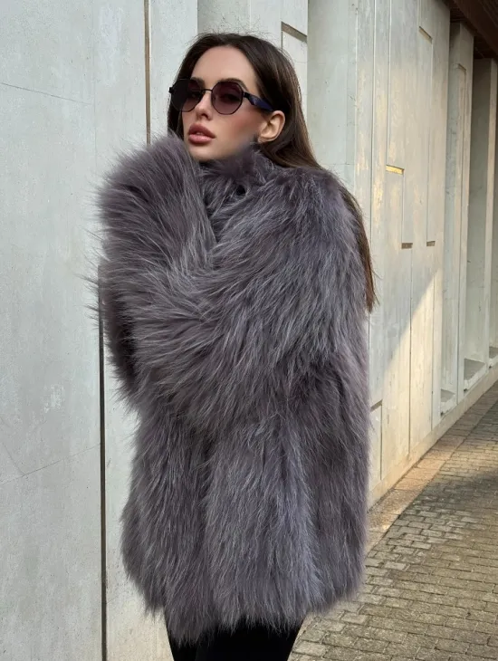 Шуба из меха енота с английским воротником цвет - лаванда