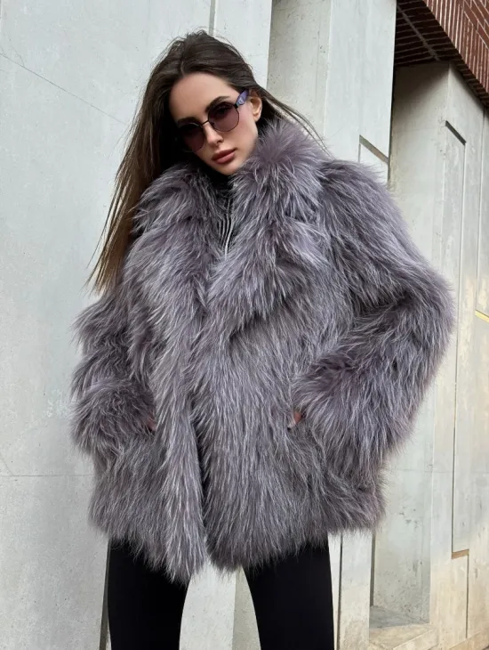 Шуба из меха енота с английским воротником цвет - лаванда