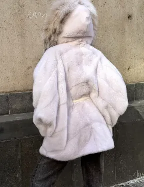 Белая норковая шуба-кимоно с капюшоном из отделки рыси